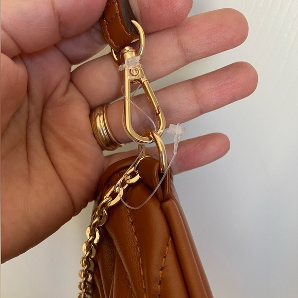 Ellen Tracy Crossbody bag - Chevron Quilted Collection with detachable strap - Picture 4 of 14